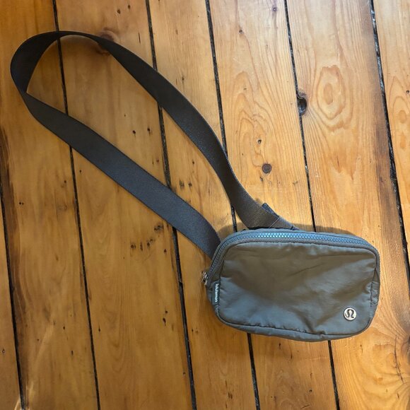 lululemon everywhere belt 1L bay leaf color - Picture 1 of 3